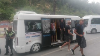 Minibüsteki turist sayısı görenlere pes dedirtti