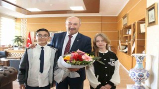 Minik öğrenciler Eymen ve Elisa Kütahya Milli Eğitim Müdürlüğünü devraldı