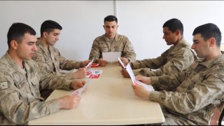 Minik öğrencilerden jandarmaya mektup ve ay yıldızlı bayrak
