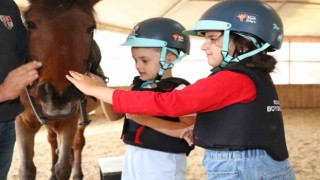 Minikler ata binmenin keyfini yaşıyor