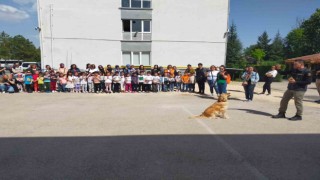 Mithat Paşa İlkokulunun ana sınıfı öğrencileri velileri ve idari personeli Eskişehir Emniyet Müdürlüğünü ziyaret etti
