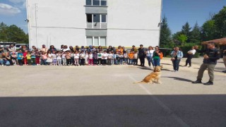 Mithat Paşa İlkokulunun ana sınıfı öğrencileri velileri ve idari personeli Eskişehir Emniyet Müdürlüğünü ziyaret etti