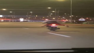 Motorunun üzerine yatarak yolculuk yapan sürücü kamerada