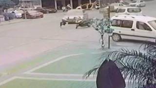 Motosiklet sürücüsünün ölümden döndüğü anlar güvenlik kamerasında