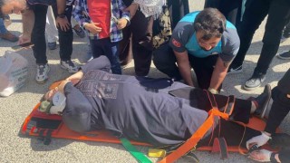 Motosikletin çarptığı anne ve oğlu yaralandı