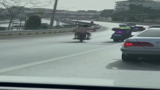 Motosikletini, kendisine dur ihtarında bulunan motorize trafik polisinin üzerine sürdü