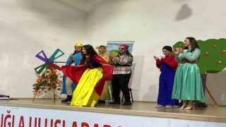 Muğlada üniversite öğrencileri çocuklara tiyatro oyunu sergiledi