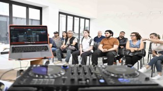 Muratpaşada DJlik kursuna yoğun ilgi