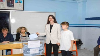 Mustafa Denizlinin kızı Lal Denizli belediye başkanı seçildi