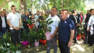 Mutta belediye başkanına gönderilen tebrik çiçekleri ihtiyaç sahiplerine yardıma dönüştü
