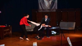 Nazillide öğrenciler tiyatro oyunu sergiledi