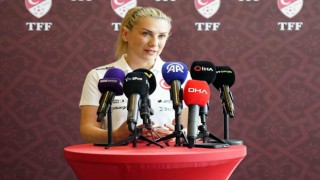 Necla Güngör Kıragası: “Kadın futbolunun gelişmesi için özveriyle çalışan oyuncularımız var”