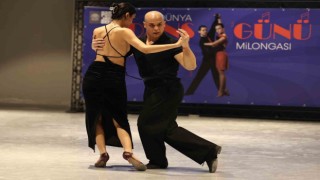 Nilüferde dans dolu gece