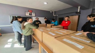 Öğrenciler topladıkları yardım malzemelerini ihtiyaç sahiplerine ulaştırdı