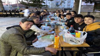 Öğretmen ve öğrenciler bir araya geldi, 175 kişilik iftar yapıldı