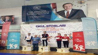 Okullar arası güreş şampiyonasında Bingöl rüzgarı