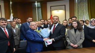 Onikişubat Belediyesinde yeni başkan Hanifi Toptaş mazbatasını aldı