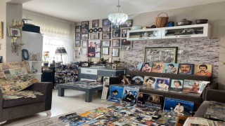 Orhan Gencebay hayranı biriktirdiği yüzlerce eser ve objeyi evinde sergiliyor