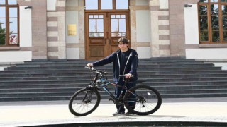 Örnek davranışıyla beğeni toplayan liseli gence Başkan Altaydan bisiklet