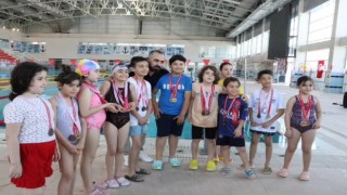 Osmaniyede okullar arası minikler yüzme yarışması şampiyonları belli oldu