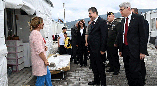 Osmaniye'de Protokol, Depremzedelerle Bayramlaştı