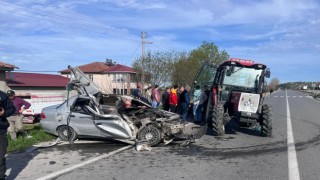 Otomobil traktöre çarptı. 1 ölü, 1 yaralı