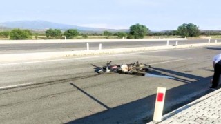 Otomobilin çarptığı motosiklet sürücüsü hayatını kaybetti