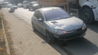 Otomobille çarpışan motosiklet sürücüsü yaralandı