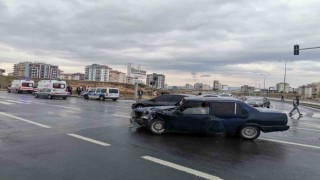 Otomobiller çarpıştı: 3 yaralı