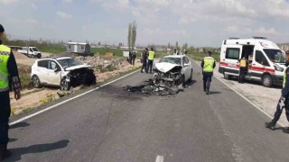 Otomobiller kafa kafaya çarpıştı: 7 yaralı