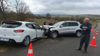 Otomobiller kafa kafaya çarpıştı: 8 yaralı