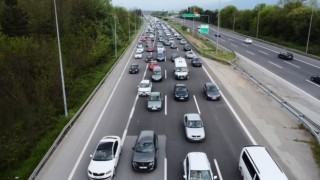 Otoyolda dönüş yoğunluğu trafiği durdurdu