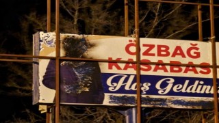 Özbağ Beldesinde eski belediye başkanının selamlama pankartı yakıldı