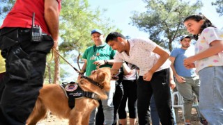 Özel öğrencilere, kurtarma köpeği eşliğinde terapi