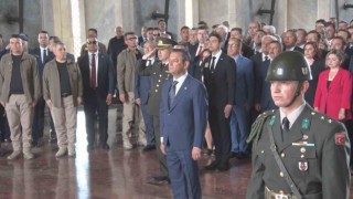 Özgür Özel, Anıtkabiri ziyaret etti