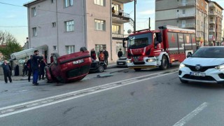 Park halindeki araca çarpan otomobil ters döndü: 1 yaralı