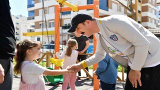 Parkı temizleyen çocuklara başkandan sürpriz ziyaret