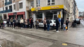 Pazar sabahlarının vazgeçilmezi olan sıcak simit uzun kuyruklara sebep oldu