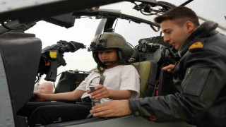 Pilot koltuğuna geçen minikler, çocuk bayramında hayallerini gerçekleştirdi