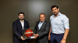 Play-offa kalan basketbolcular Başkan Seçer ile bir araya geldi