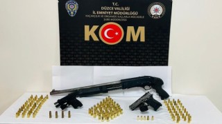Polis ekiplerince yapılan aramada silah ve tüfek ele geçirildi