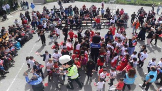 Polisler 23 Nisanı çocuklarla kutladı