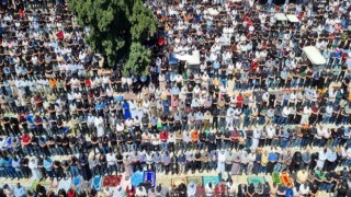 Mescidi Aksa'da 120 bin kişi aynı anda saf tuttu