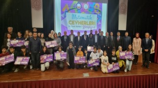 Rektör Özölçer “Matematik Cevherleri”ne ödüllerini takdim etti