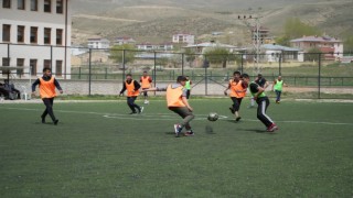 Renkli görüntülere sahne olan Bahar Turnuvası ile lise öğrencileri eğlendiler