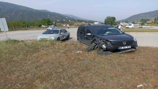 Reşadiyede otomobil ile hafif ticari araç çarpıştı: 2 kişi yaralandı