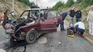 Sakaryada otomobil ile hafif ticari araç kafa kafaya çarpıştı: 3 yaralı