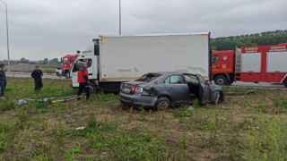 Sakaryada otomobil ile kamyonet çarpıştı: 3 yaralı