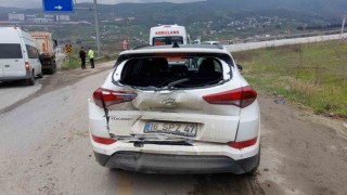 Samsunda kamyon otomobile arkadan çarptı: 2 yaralı