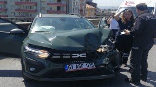 Samsunda otomobil ambulansla çarpıştı: 2si sağlık personeli 3 yaralı